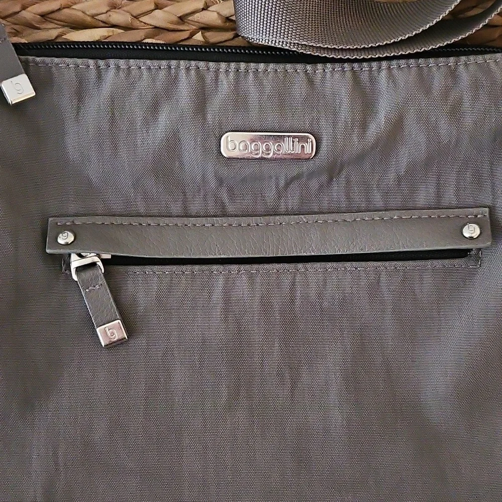 🎉HP🎉 Baggallini Charcoal Crossbody Bag - Picture 2 of 7